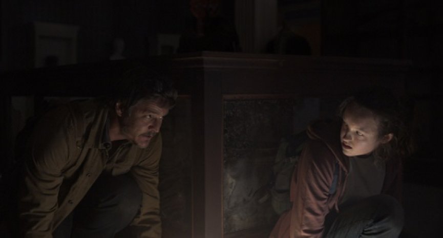 HBO影集《最後生還者》公開新劇照！《冰與火》「小熊妹」同框「紅毒蛇」共度末日