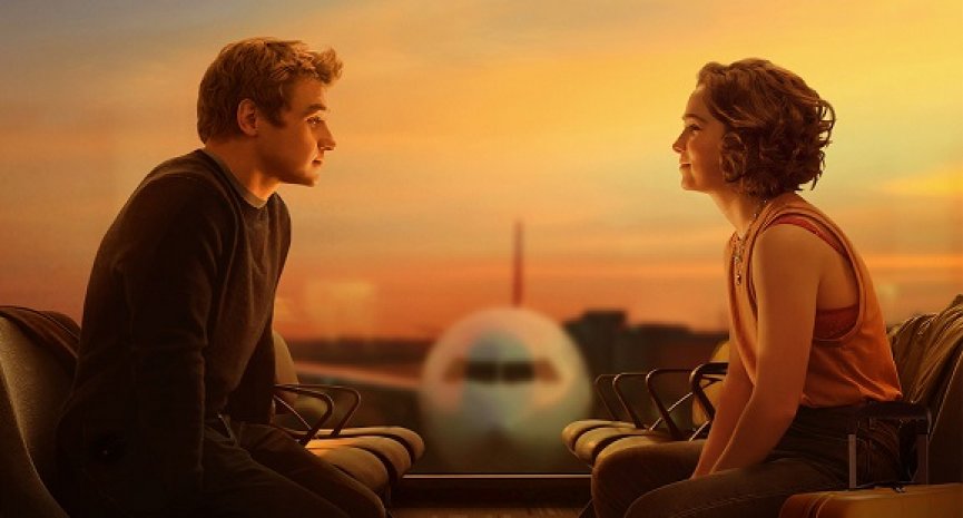 Netflix電影《一切始於一見鍾情》曝新片段！《白蓮花大飯店》女星偶遇機場情緣